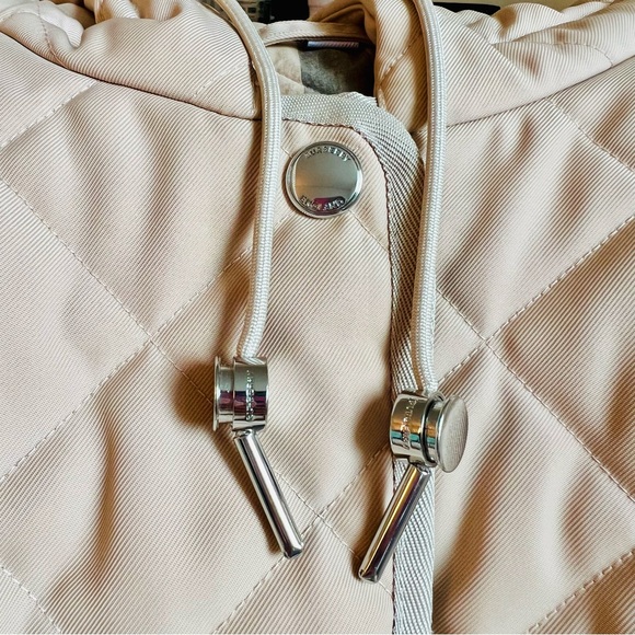 Burberry Quilted Parka
In a pristine condition - Picture 5 of 10